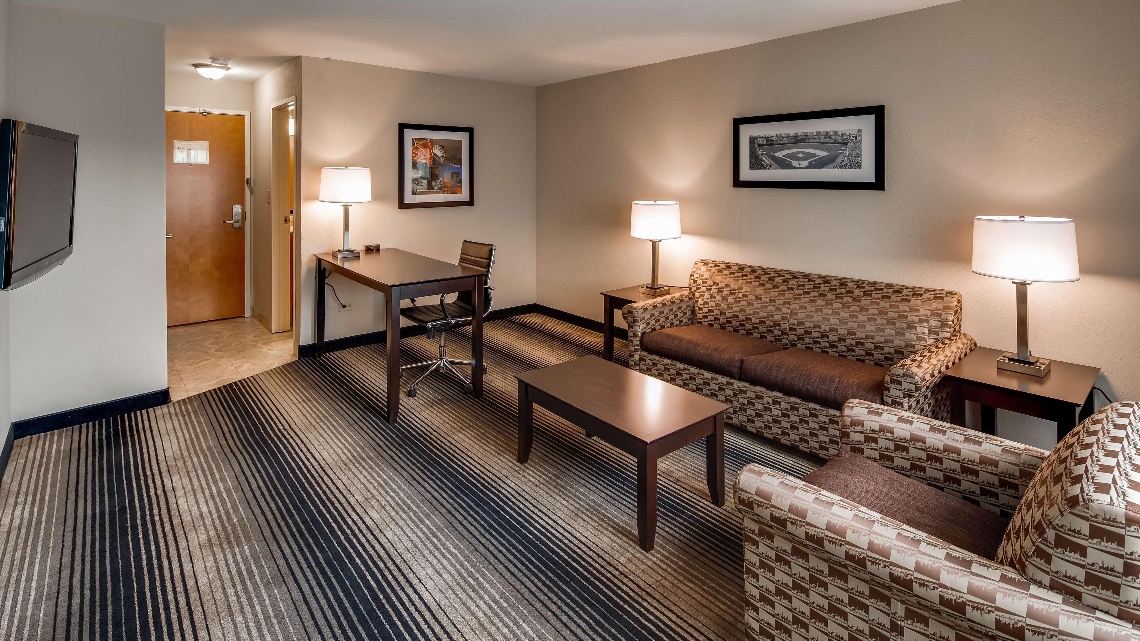 Best Western Plus Hyde Park Chicago Hotel Exterior photo