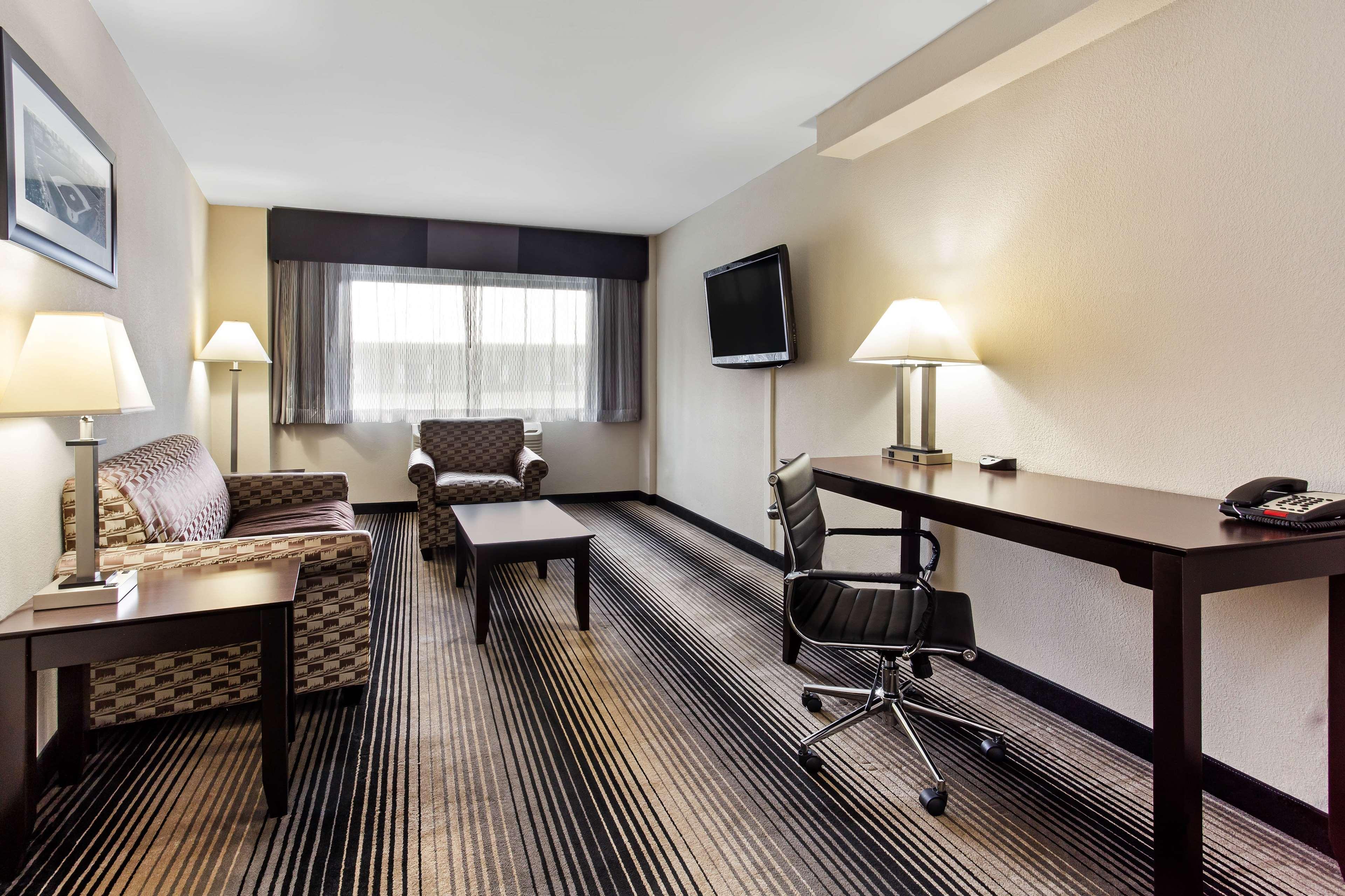 Best Western Plus Hyde Park Chicago Hotel Exterior photo