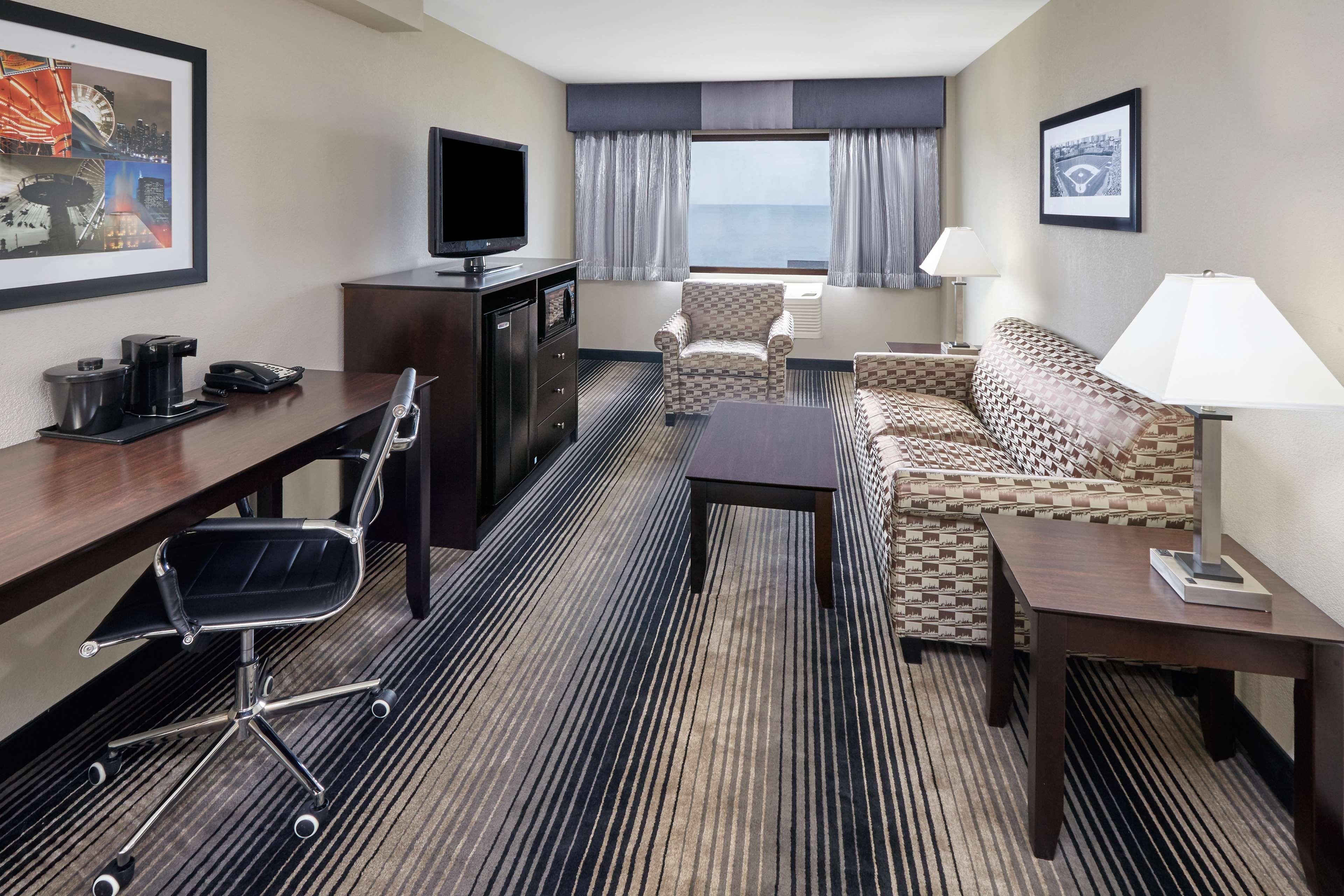 Best Western Plus Hyde Park Chicago Hotel Exterior photo