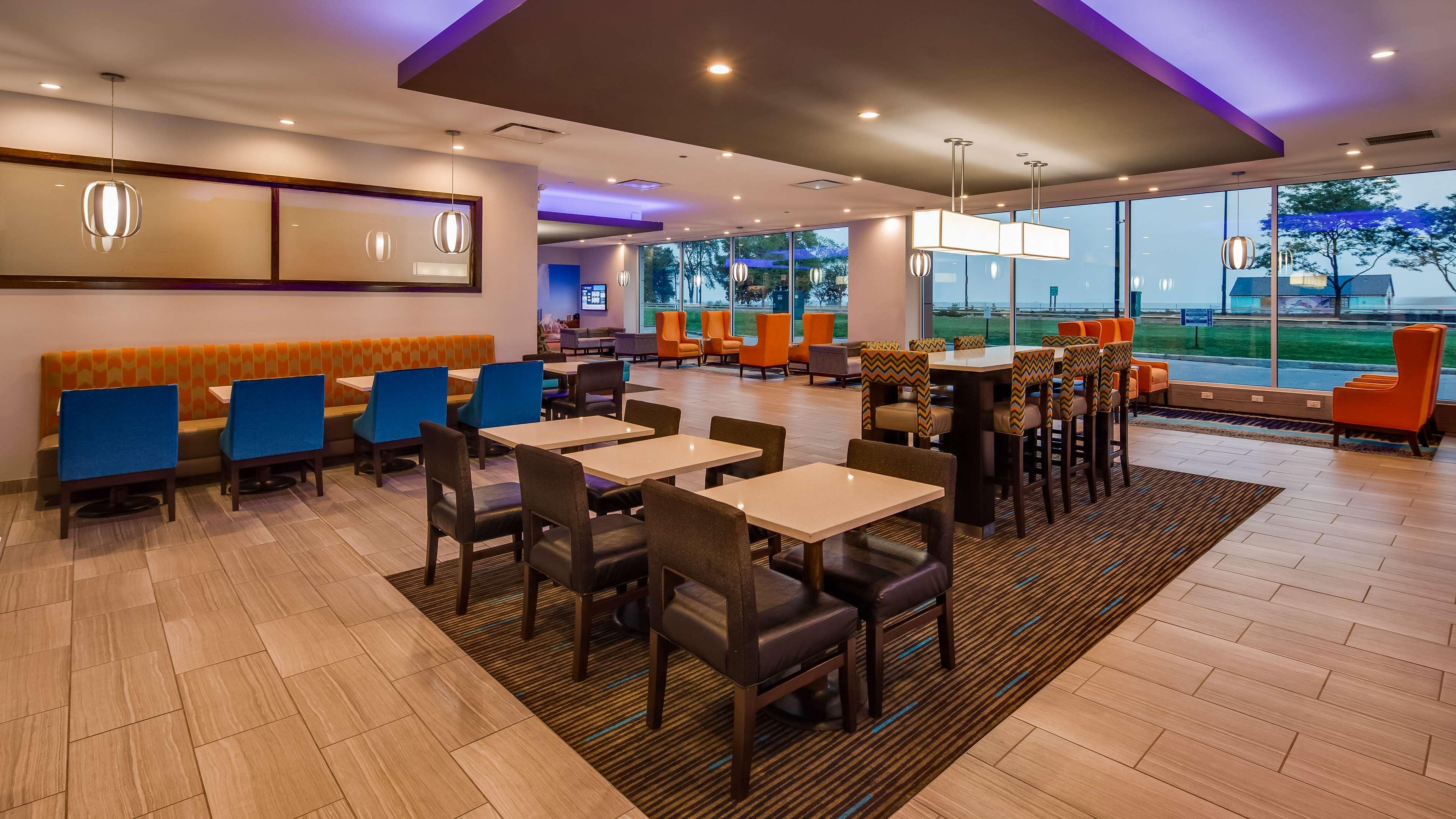 Best Western Plus Hyde Park Chicago Hotel Exterior photo