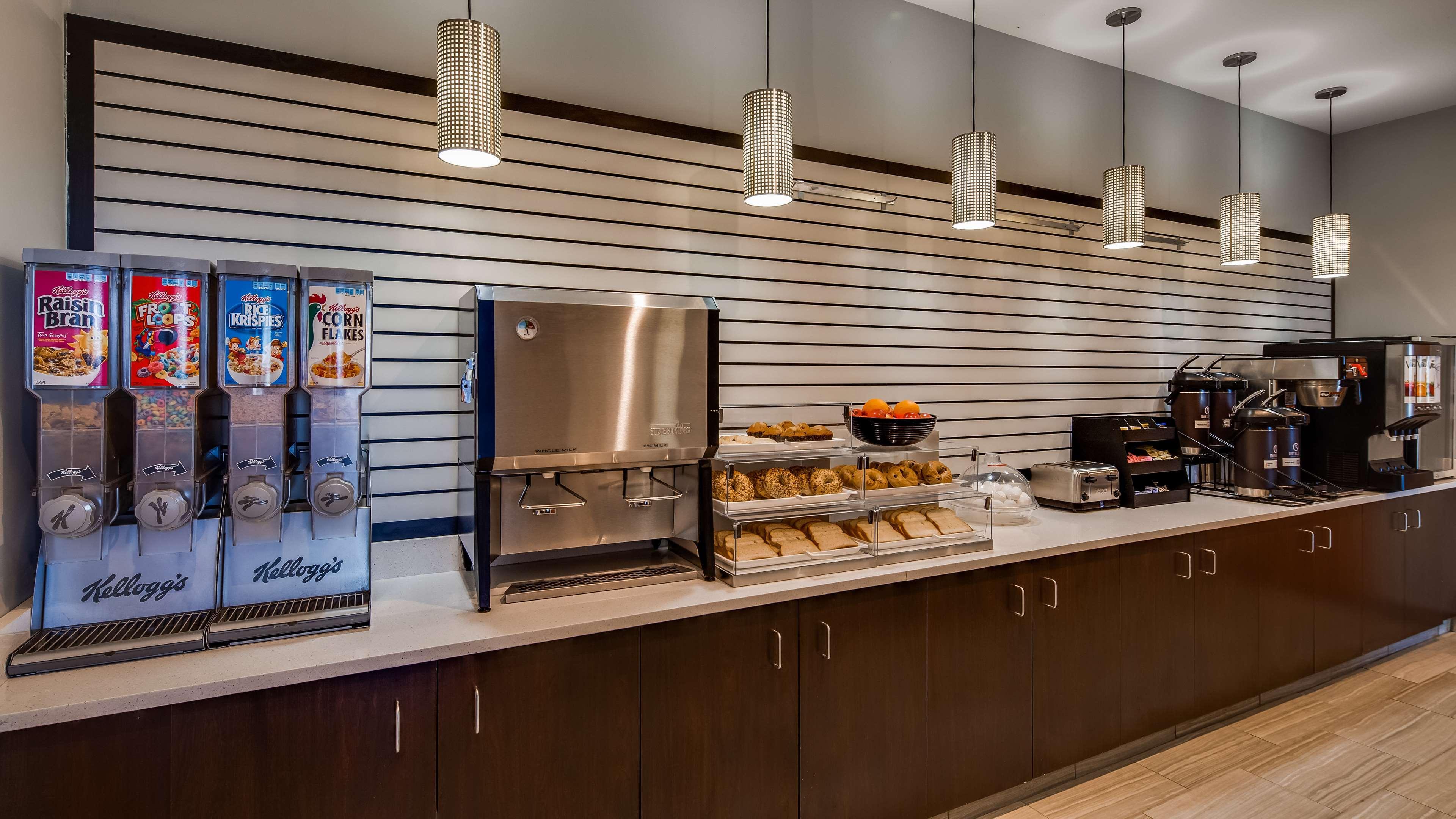 Best Western Plus Hyde Park Chicago Hotel Exterior photo