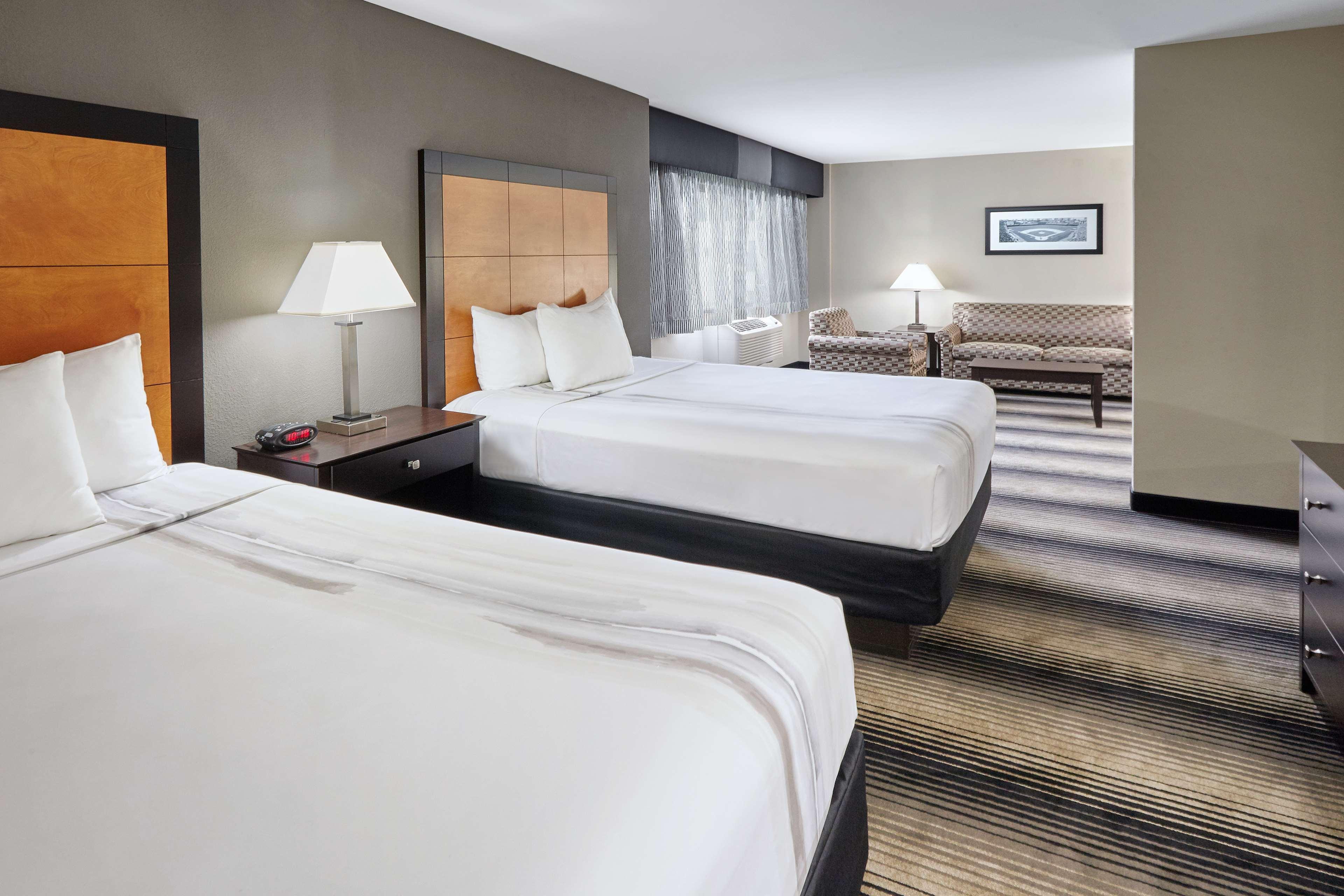 Best Western Plus Hyde Park Chicago Hotel Exterior photo